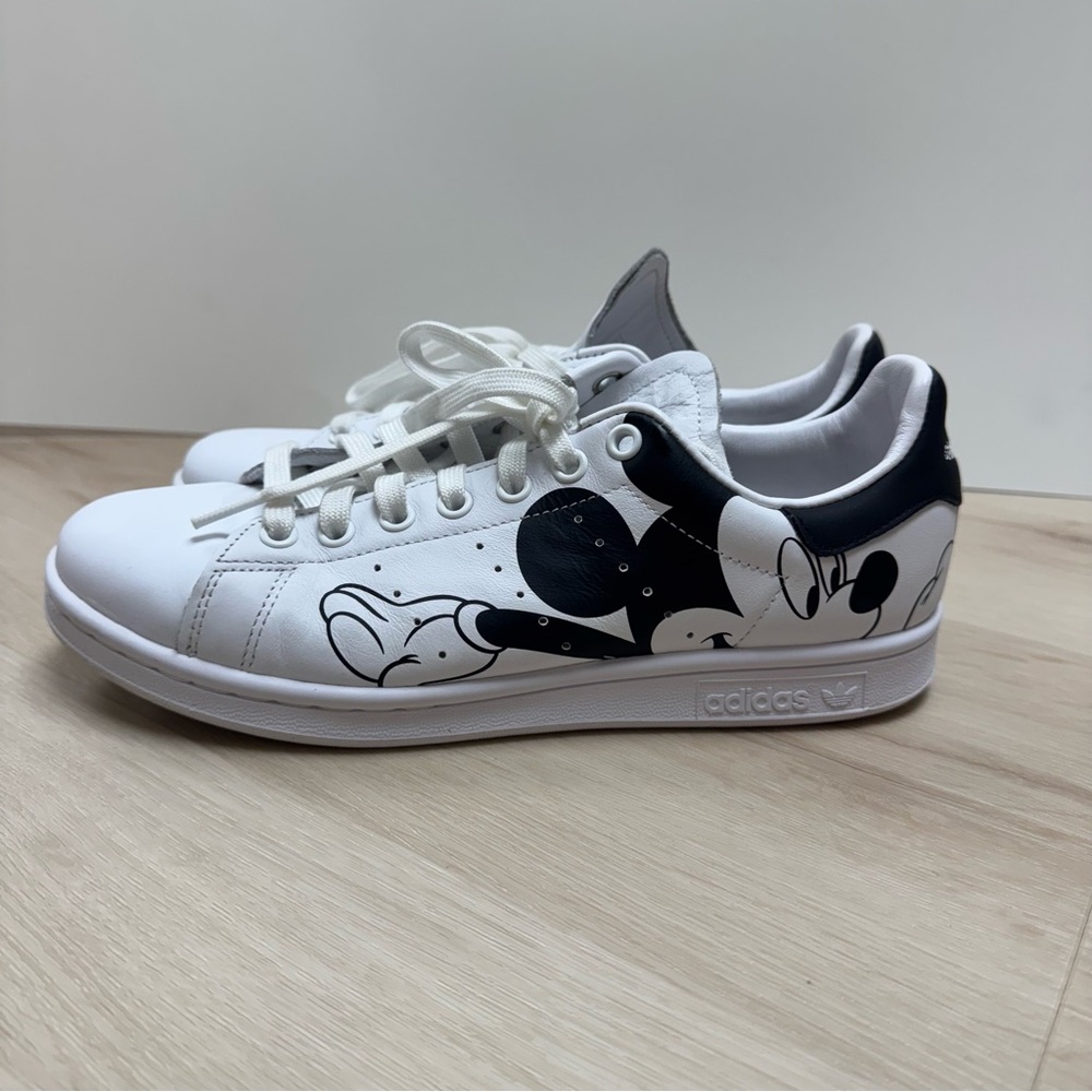 Size 7 men’s  / 8.5 women’s - Adidas Disney x Stan Smith Mickey Mouse Shoes EUC